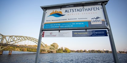 Yachthafen - Nähe Stadt - Brandenburg Süd - Hafentafel, die von See aus zu sehen ist! - Altstadthafen Berlin Spandau