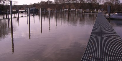 Yachthafen - Frischwasseranschluss - Leere Steganlage im Winter - Marina Oderberg
