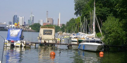 Yachthafen - Nähe Stadt - Deutschland - Frankfurter Motorbootclub