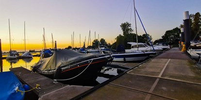Yachthafen - am Fluss/Kanal - Flusslandschaft Elbe - Boots Club Drage