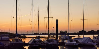 Yachthafen - am Fluss/Kanal - Flusslandschaft Elbe - Boots Club Drage