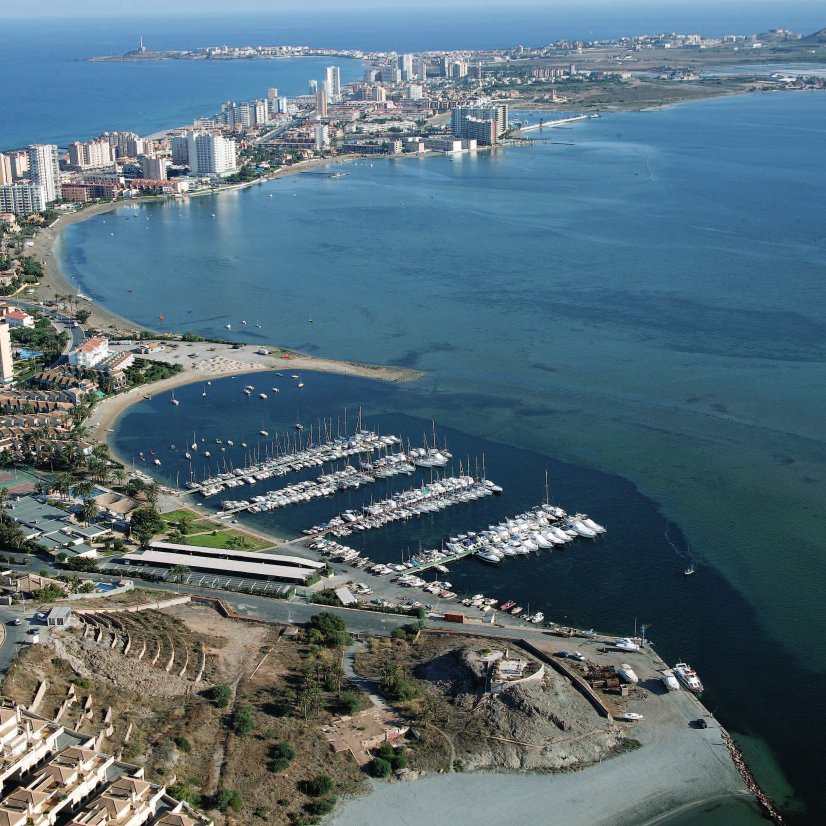 Marina - (c) http://www.clubnauticodosmares.com/ - Club Náutico Dos Mares