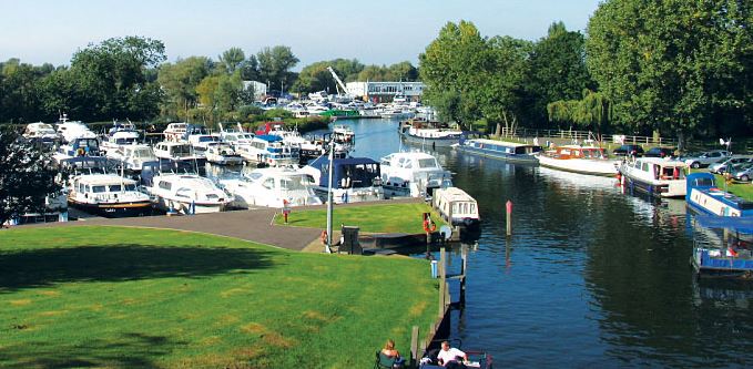 Marina - (c): http://www.sheppertonmarina.com/ - Shepperton Marina