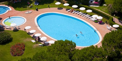 Yachthafen - Toiletten - Mitten im Grünen liegen die Schwimmbäder der Marina Punta Gabbiani. - Marina Punta Gabbiani