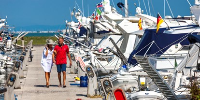 Yachthafen - Duschen - Jeder einzelne Bootsplatz ist mit allen notwendigen Serviceleistungen ausgestattet: Wasser, Strom, Sat-Fernsehen, Internet Wi-Fi, Pump out System. - Marina Punta Gabbiani