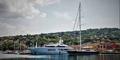 Yachthafen - am Meer - Breiter Vorhafen mit Liegeplätzen für Maxi-Yachts - Porto San Rocco Marina Resort S.r.l.