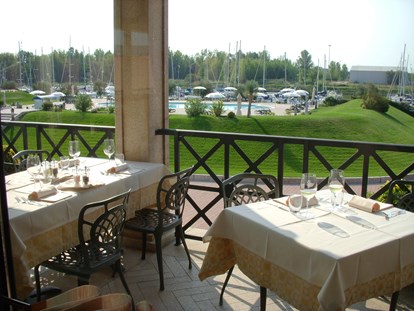 Yachthafen - Stromanschluss - Restaurant Terrasse mit Blick aufs Pool - Marina Lepanto