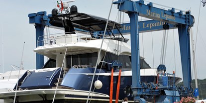 Yachthafen - Stromanschluss - Werft - 70 t Travellift - Marina Lepanto