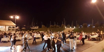 Yachthafen - Frischwasseranschluss - Unterhaltung - Tango Abend auf dem Marina Platz "Piazzetta" - Marina Lepanto