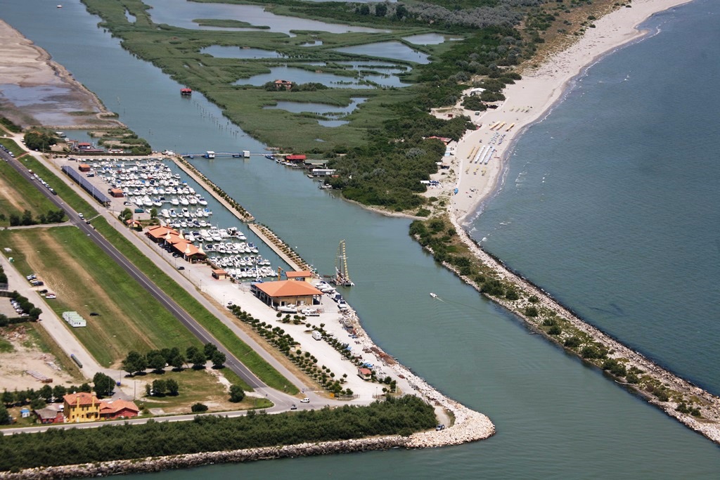 Marina - Wir befinden uns am Delta des Flusses Po, nahe der Mündung, 40 Meilen südlich von Venedig. In der Nähe des Hafens gibt es ein Feriendorf und zwei Strände.
Vom Hafen aus können Sie Bootsausflüge im Po-Delta, zu Pferd und mit dem Fahrrad unternehmen. Im Hafen gibt es eine Bar / Restaurant, eine Werft und einen Kraftstoffverteiler - Porto Barricata