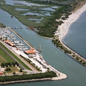 Marina - Wir befinden uns am Delta des Flusses Po, nahe der Mündung, 40 Meilen südlich von Venedig. In der Nähe des Hafens gibt es ein Feriendorf und zwei Strände.
Vom Hafen aus können Sie Bootsausflüge im Po-Delta, zu Pferd und mit dem Fahrrad unternehmen. Im Hafen gibt es eine Bar / Restaurant, eine Werft und einen Kraftstoffverteiler - Porto Barricata