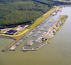 Marina - (c): www.marinadenoever.nl - Jachthaven Marina Den Oever