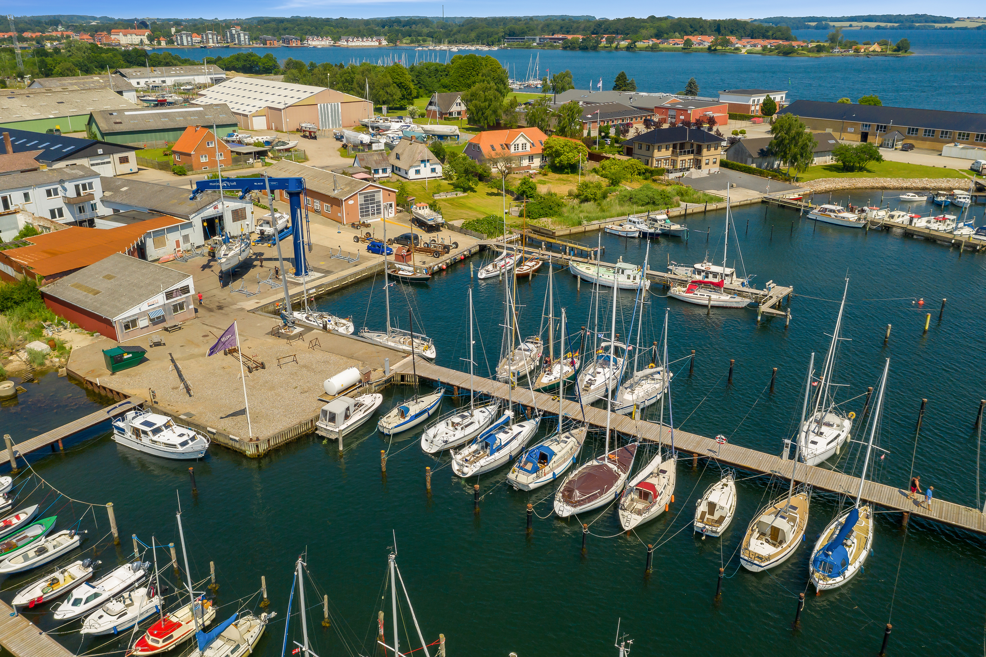 Yachthafen - Hunde erlaubt - Dänemark - Marina Toft Stege mit Kran - Marina Toft