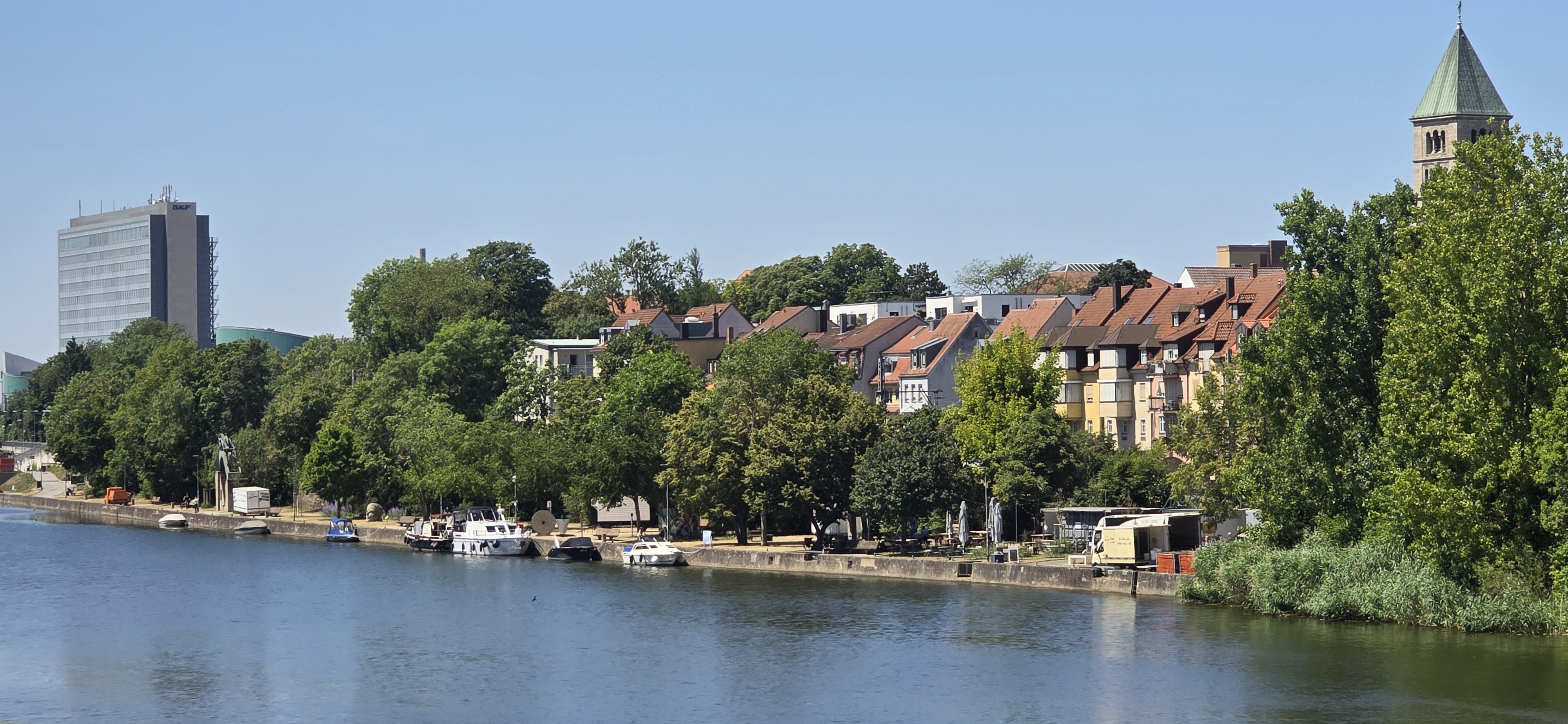 Yachthafen - Bootsfahrschule & Segelschule & Yachtcharter Dietz, Niederwerrner Str. 57, 97421 Schweinfurt ***
www.wassersport.dietz,com *** Tel. 0171 5224491 + 0171 5224492 ***

Sportbootführerscheine See und Binnen *** Sprechfunkzeugnisse LRC,SRC, UBI *** Sportküstenschifferschein SKS *** Sportseeschifferschein SSS *** Sporthochseeschifferschein SHS *** Fachkunde Seenotsignalmittel *** Segeltörns ***

Bootsfahrschule & Segelschule & Yachtcharter Dietz, Gutermann-Promenade, 97421 Schweinfurt ***
Main *** Liegeplätze im Oberwasser, rechtes Ufer *** Boote bis 25 m *** Tagesliegeplätze *** Dauerliegeplätze von April bis Oktober für Sportboote, Yachten und Hausboote ***
 - Liegeplätze Schweinfurt Gutermann-Promenade