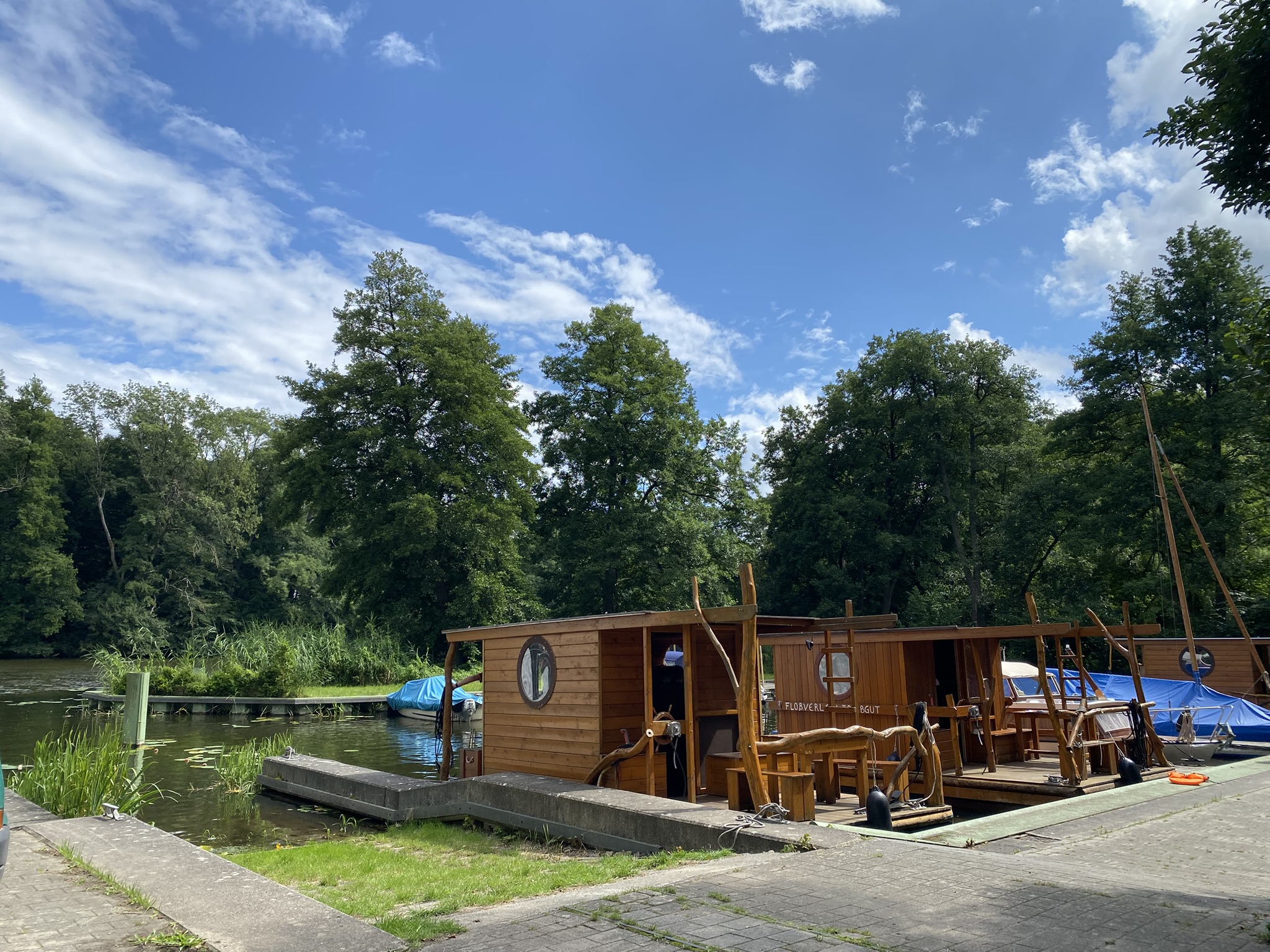 Yachthafen - Brandenburg Nord - Hafenbecken Wasserwanderrastplatz Molchow
mit Floßverleih TreibGuT
www.flossverleih-treibgut.de - Wasserwanderrastplatz Molchow