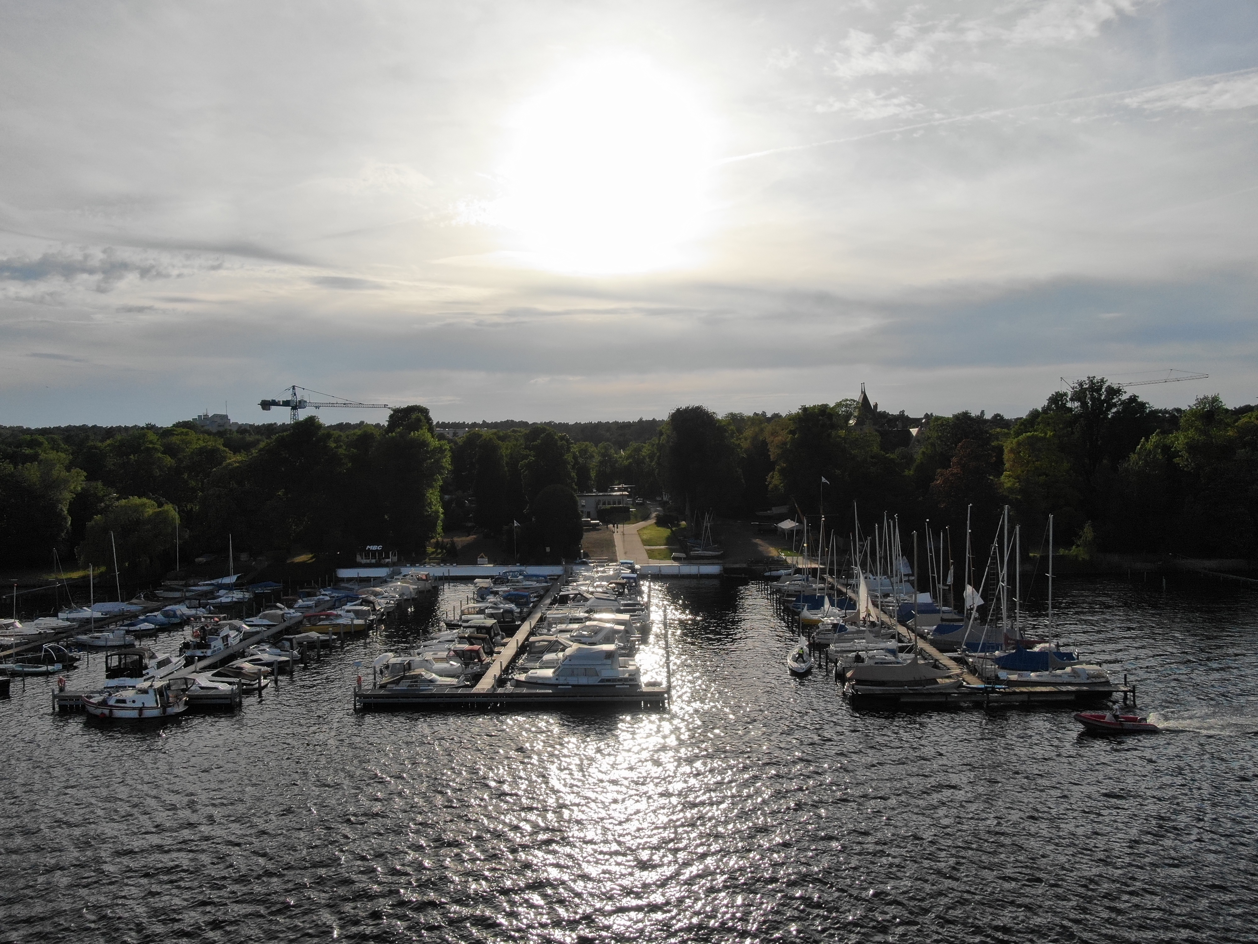 Yachthafen - am See - Berlin-Umland - Unsere Stege von der Wasserseite aus. Links Steg B und rechts Steg A - MBC-Berlin