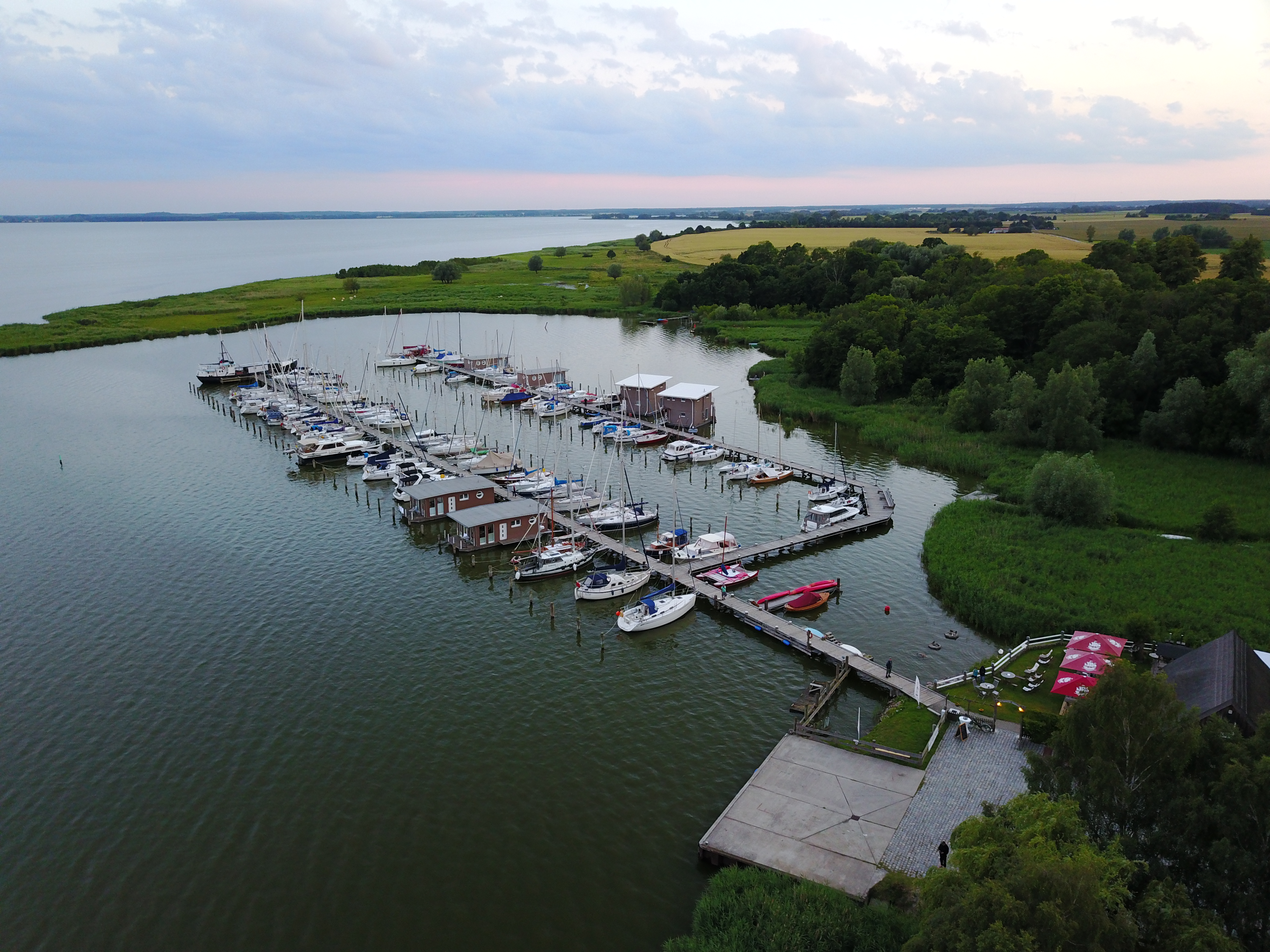 Yachthafen - Toiletten - Ostseeküste - Luftbildaufnahme Naturhafen von der Landseite aus - Naturhafen Krummin