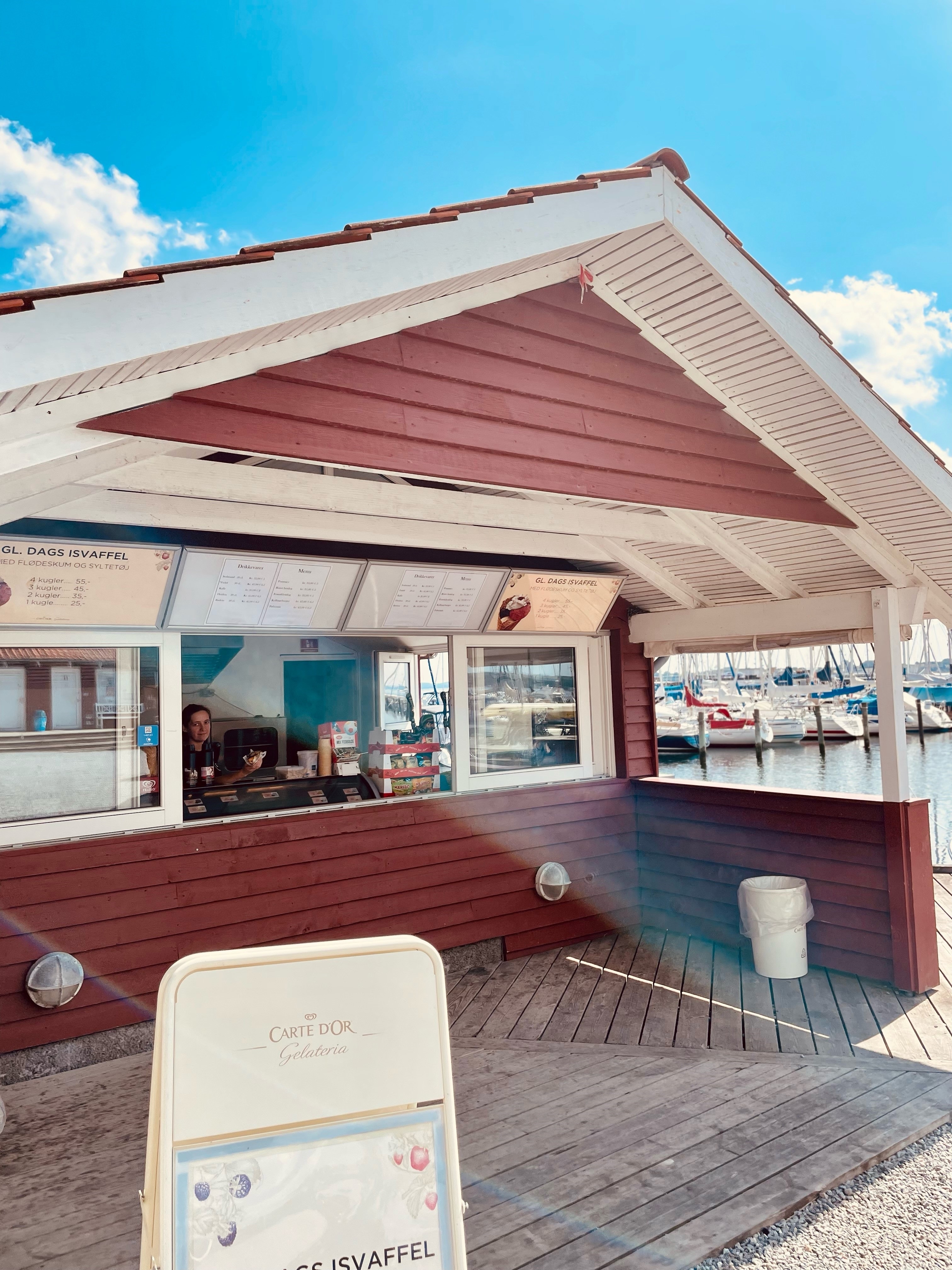 Marina: Leckere Hotdotgs und Softeis gibt es bei Marinaens Ishus - Marina Minde 