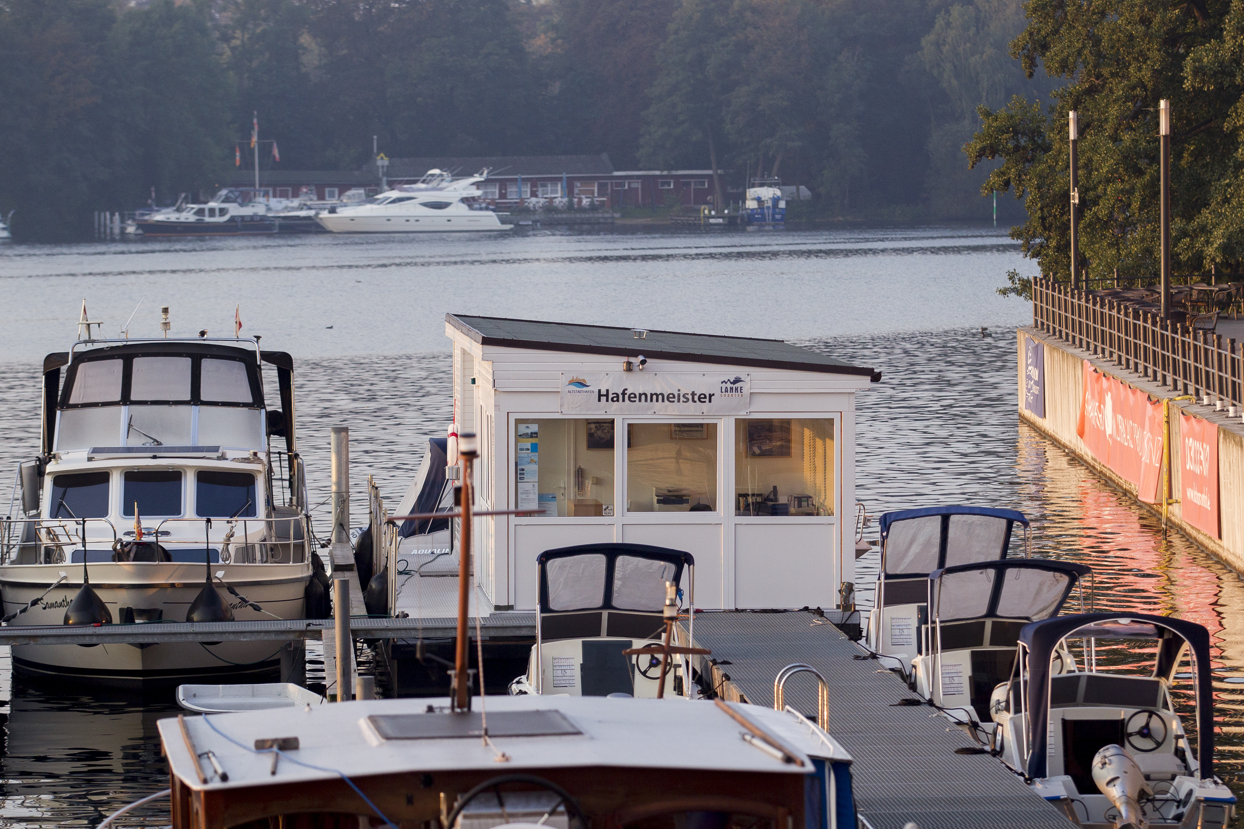 Yachthafen - am See - Hafenbild mit Hafenmeisterbüro - Altstadthafen Berlin Spandau