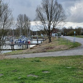 Marina: Parkplatz und Slipbahn - Marina Hooksiel