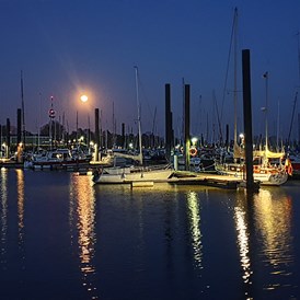 Marina: Wunderschöner Sommerabend in Yachthafen Wedel  - Hamburger Yachthafen