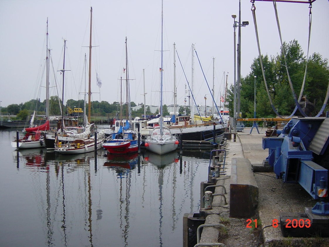 Marina: Blick auf den Servicekai - Trave Werft