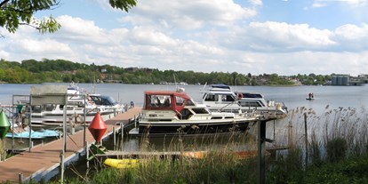 Yachthafen - am Fluss/Kanal - Blick auf den Zuiegelsee - Möllner Motorboot Club e.V. am Ziegelsee
