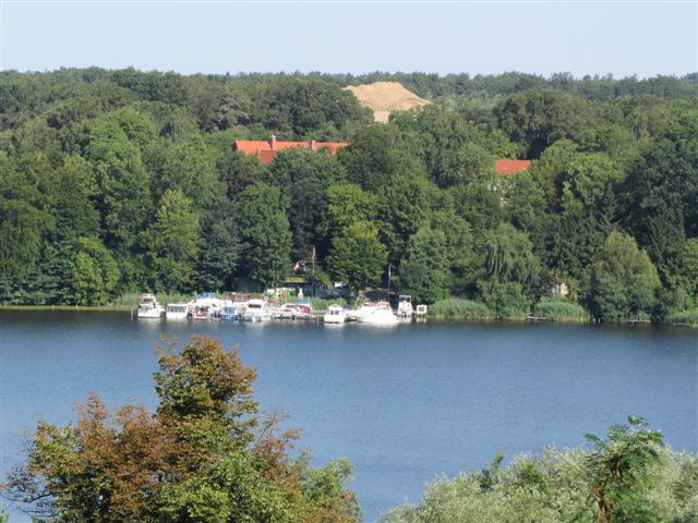 Yachthafen - Schleswig-Holstein - Blick über den Möllner Ziegelsee auf den Sportboothafen - Möllner Motorboot Club e.V. am Ziegelsee