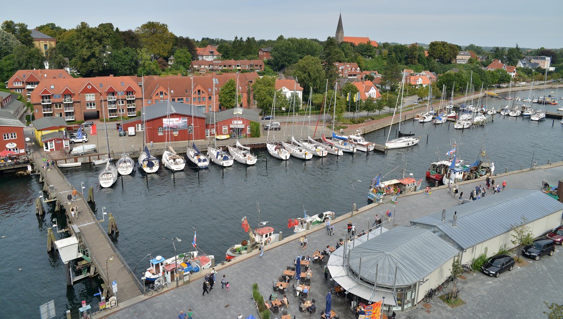 Marina: Blick vom unserem Hafen gegenüberliegenden ehemaligen roten Rundsilo / heute Restaurant - YSE Hafen Eckernförde