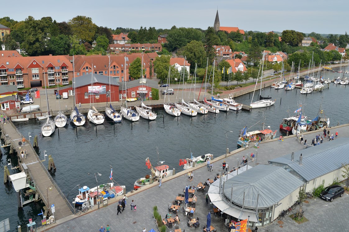 Marina: Blick vom unserem Hafen gegenüberliegenden ehemaligen roten Rundsilo / heute Restaurant - YSE Hafen Eckernförde