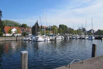 Marina: Blick voin der gegenüberliegende Pier der Fischkutter - YSE Hafen Eckernförde