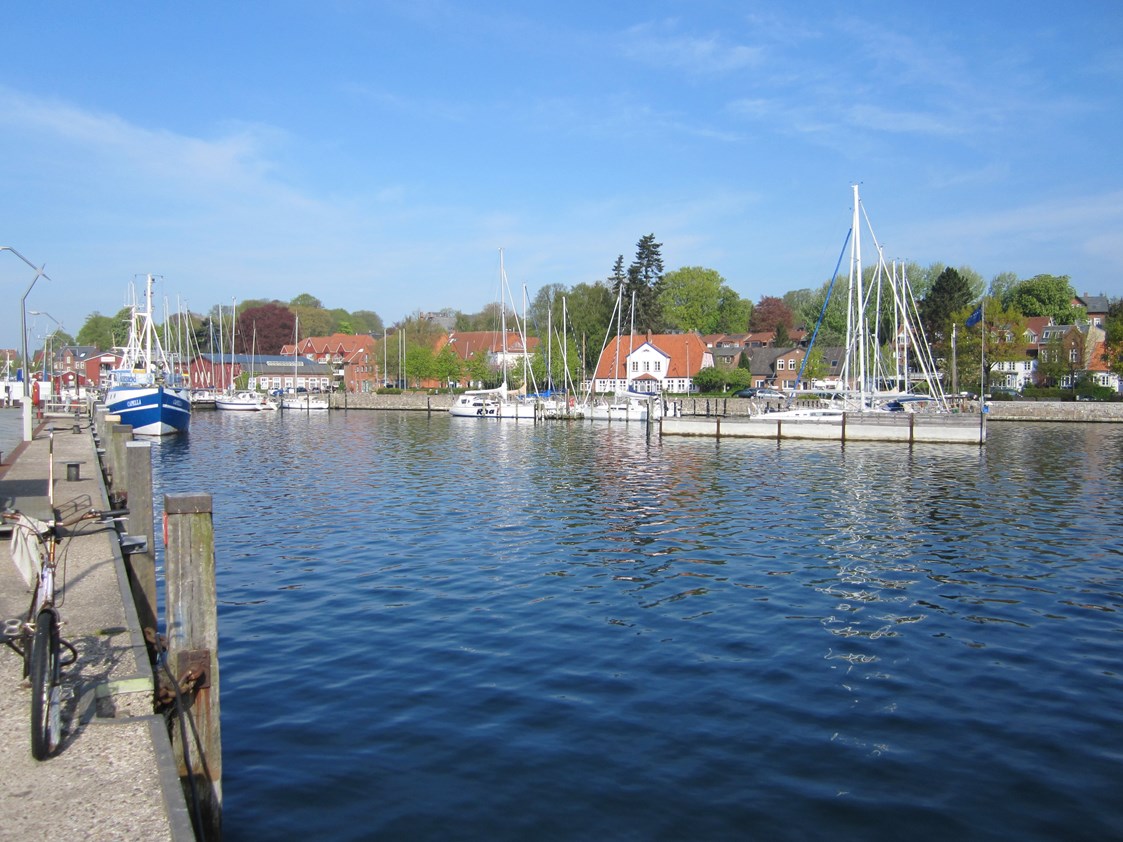 Marina: Gut geschützt liegt der Privathafen von Yachtsport Eckernförde im Eckernförder Stadthafen. - YSE Hafen Eckernförde