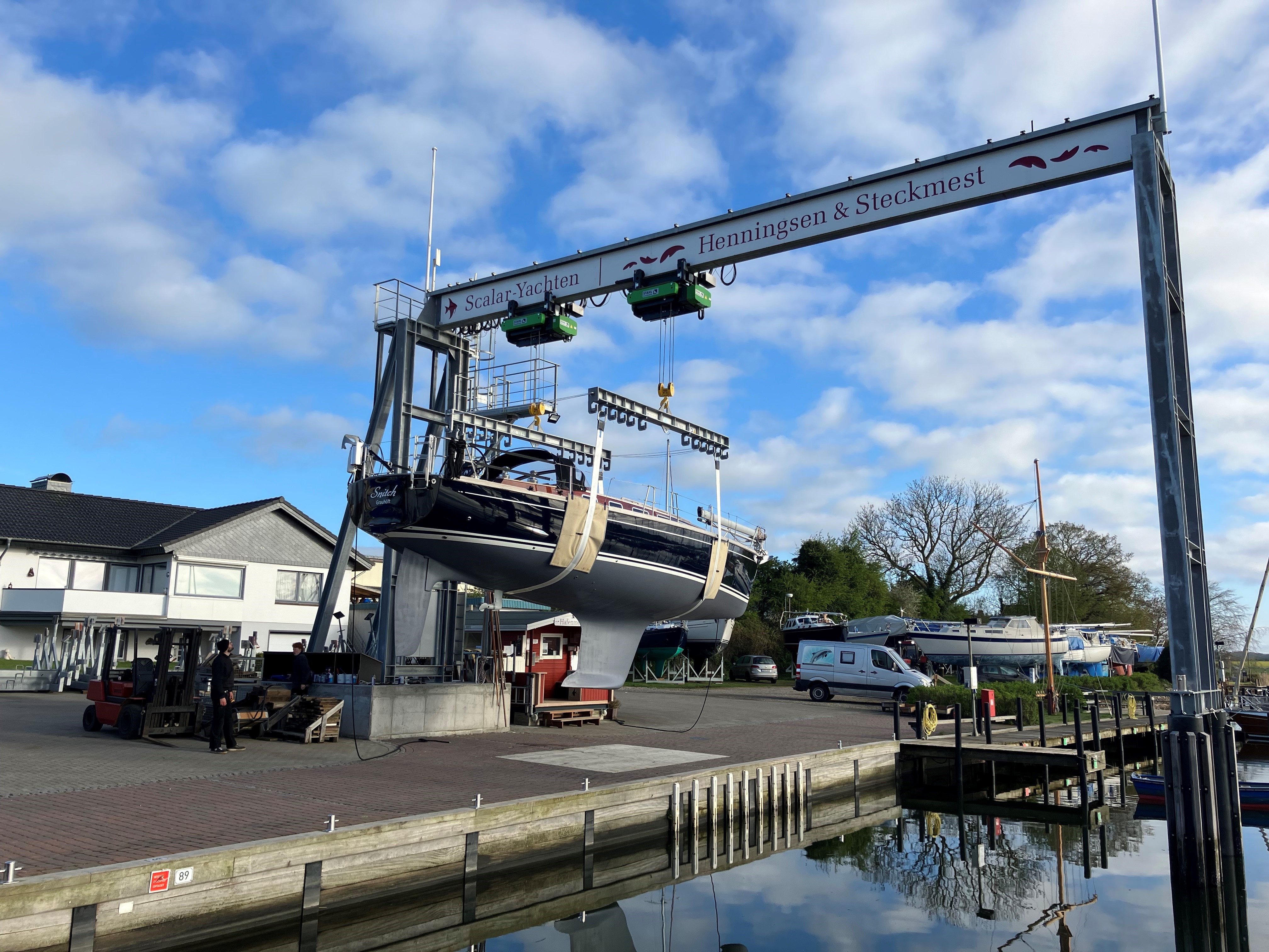 Marina: Kran bis 20 to. Last / Bild Henningsen & Steckmest - Henningsen & Steckmest, Grauhöft