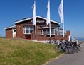 Marina: Cafè Klein Helgoland mit Sanitäranlagen für den Sportboothafen - Sportboothafen Wyk auf Föhr