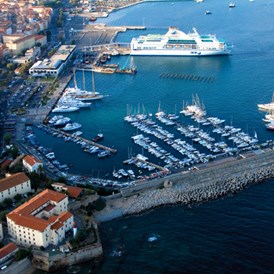 Marina: (c) http://www.visit-corsica.com - Port de Plaisance TINO-ROSSI