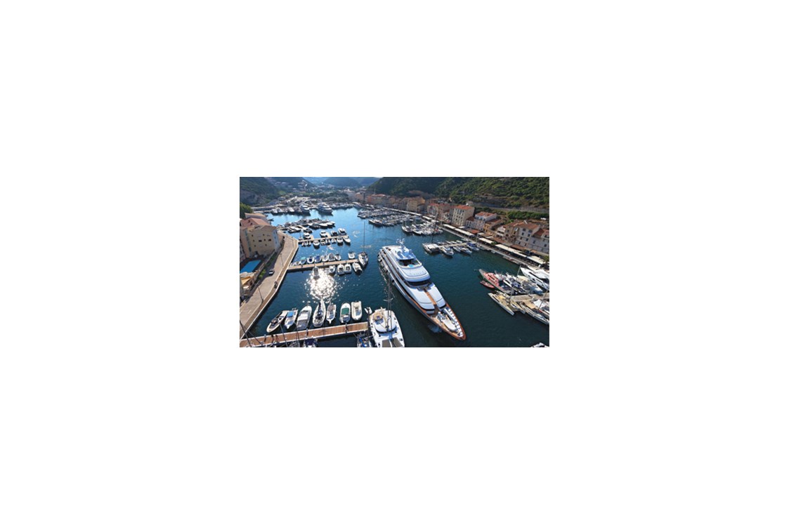 Marina: Quelle: http://www.port-bonifacio.fr/capitainerie/port-bonifacio.php?menu=49 - Port de Bonifacio