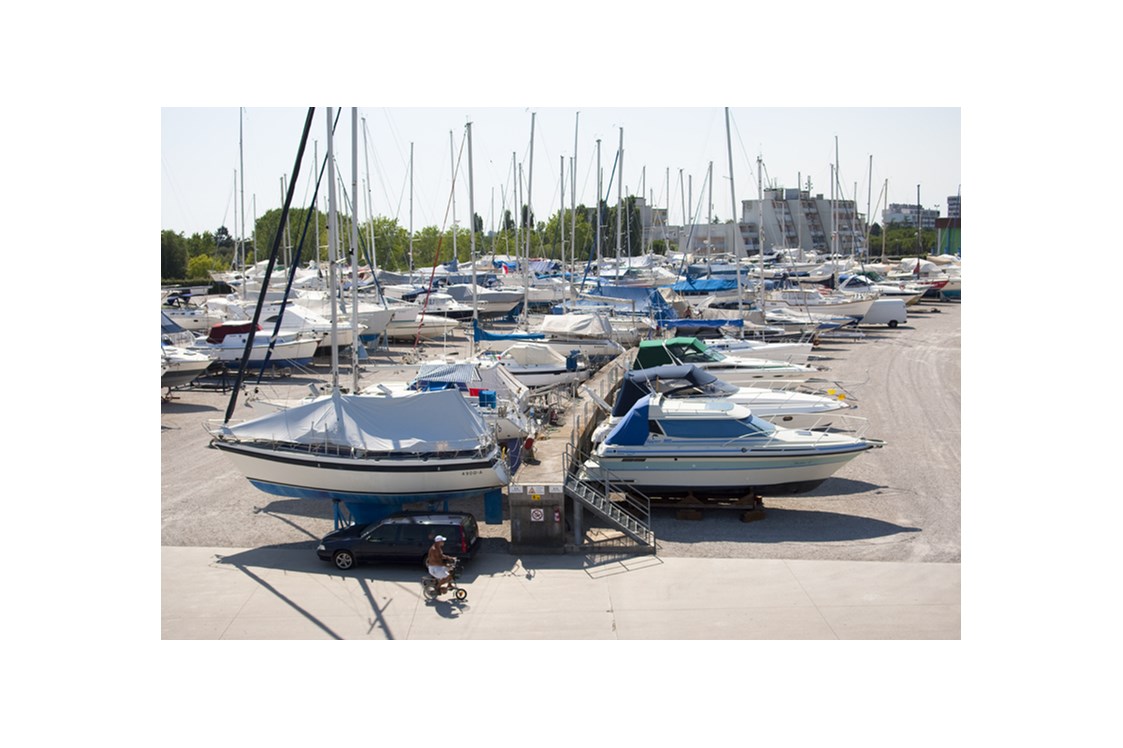 Marina: Dry Marina- "Hafen auf dem Trockenen".
Ihr Boot liegt das ganze Jahr über außerhalb des Wasser und die mit Strom, Wasser, Pump out System, Satelliten- Fernsehen und Internet WLAN ausgestatteten Stege verwandeln es in ein Ferienhaus. - Marina Punta Gabbiani