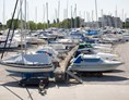 Marina: Dry Marina- "Hafen auf dem Trockenen".
Ihr Boot liegt das ganze Jahr über außerhalb des Wasser und die mit Strom, Wasser, Pump out System, Satelliten- Fernsehen und Internet WLAN ausgestatteten Stege verwandeln es in ein Ferienhaus. - Marina Punta Gabbiani