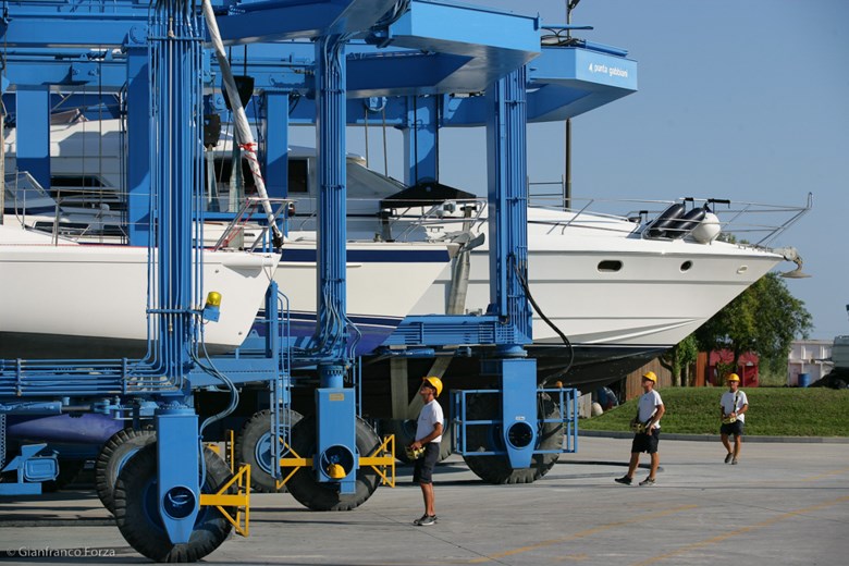 Marina: 4 Travel- Lifts bis 80 Tonnen, für eine maximal ausgestattete Dry Marina. - Marina Punta Gabbiani