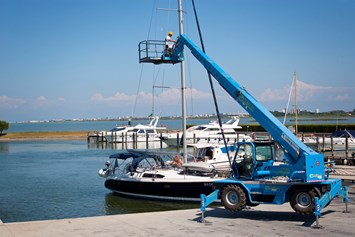 Marina: Hubstapler, Hubkorb und Kran für Arbeiten am Mast. - Marina Punta Gabbiani