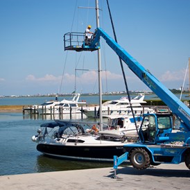 Marina: Hubstapler, Hubkorb und Kran für Arbeiten am Mast. - Marina Punta Gabbiani