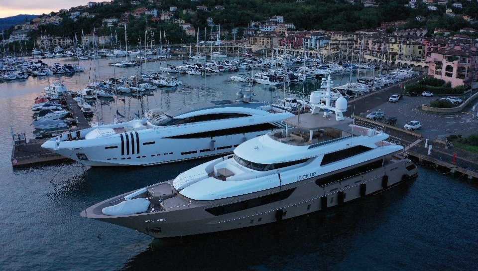 Marina: Breiter Vorhafen mit Liegeplätzen für Maxi-Yachts - Porto San Rocco Marina Resort S.r.l.