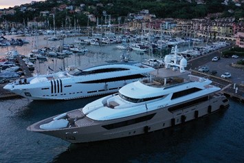 Marina: Breiter Vorhafen mit Liegeplätzen für Maxi-Yachts - Porto San Rocco Marina Resort S.r.l.