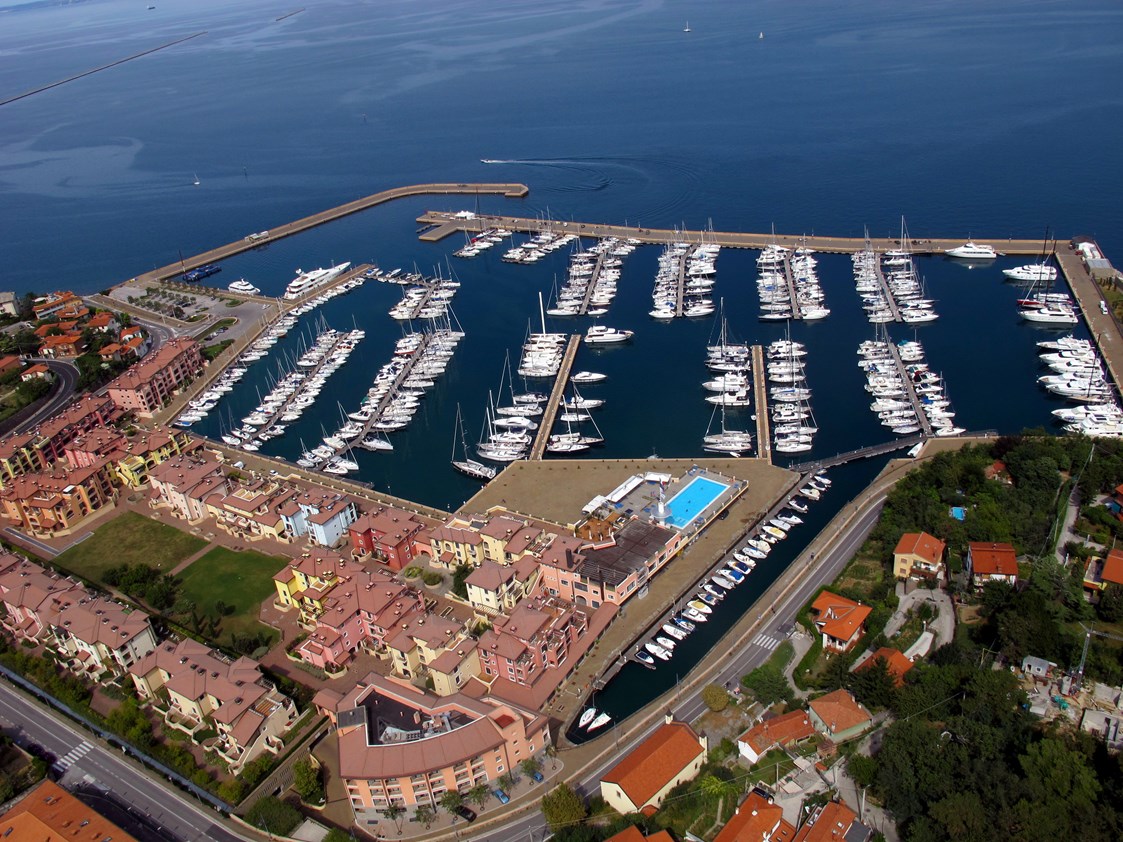 Marina: Luftaufnahme 1 - Porto San Rocco Marina Resort S.r.l.