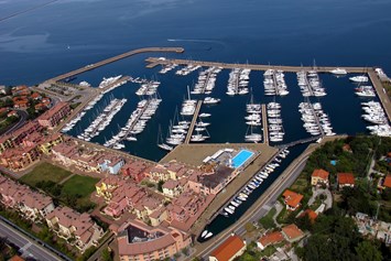 Marina: Luftaufnahme 1 - Porto San Rocco Marina Resort S.r.l.