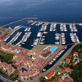 Marina: Luftaufnahme 2 - Porto San Rocco Marina Resort S.r.l.