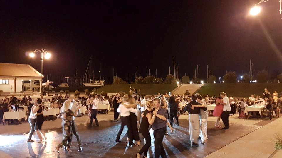 Marina: Unterhaltung - Tango Abend auf dem Marina Platz "Piazzetta" - Marina Lepanto