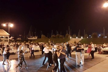 Marina: Unterhaltung - Tango Abend auf dem Marina Platz "Piazzetta" - Marina Lepanto