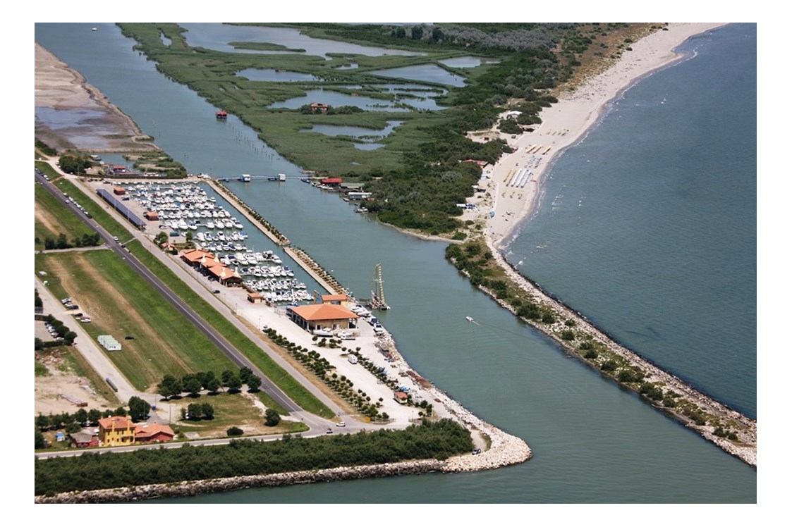 Marina: Wir befinden uns am Delta des Flusses Po, nahe der Mündung, 40 Meilen südlich von Venedig. In der Nähe des Hafens gibt es ein Feriendorf und zwei Strände.
Vom Hafen aus können Sie Bootsausflüge im Po-Delta, zu Pferd und mit dem Fahrrad unternehmen. Im Hafen gibt es eine Bar / Restaurant, eine Werft und einen Kraftstoffverteiler - Porto Barricata