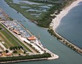 Marina: Wir befinden uns am Delta des Flusses Po, nahe der Mündung, 40 Meilen südlich von Venedig. In der Nähe des Hafens gibt es ein Feriendorf und zwei Strände.
Vom Hafen aus können Sie Bootsausflüge im Po-Delta, zu Pferd und mit dem Fahrrad unternehmen. Im Hafen gibt es eine Bar / Restaurant, eine Werft und einen Kraftstoffverteiler - Porto Barricata